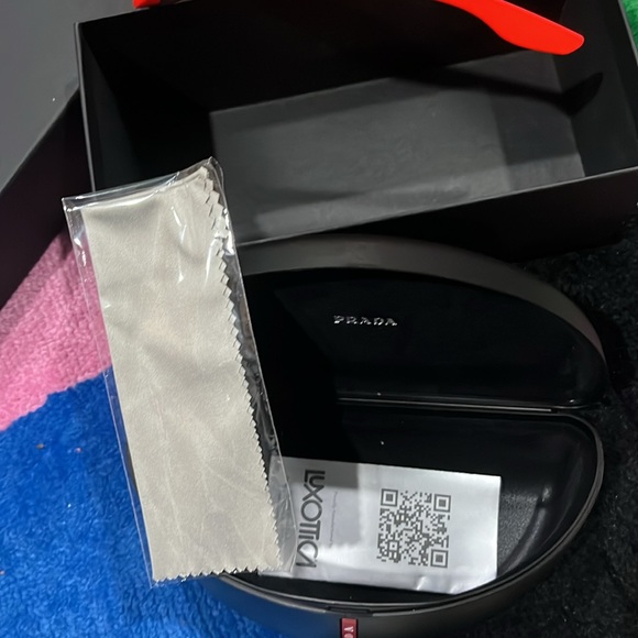 Sun glasses unisex 100% authentic great for a run and or ski - Picture 7 of 7